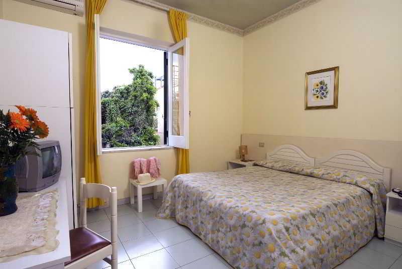 Villa Diana - Beach & Rooms Isquia Exterior foto